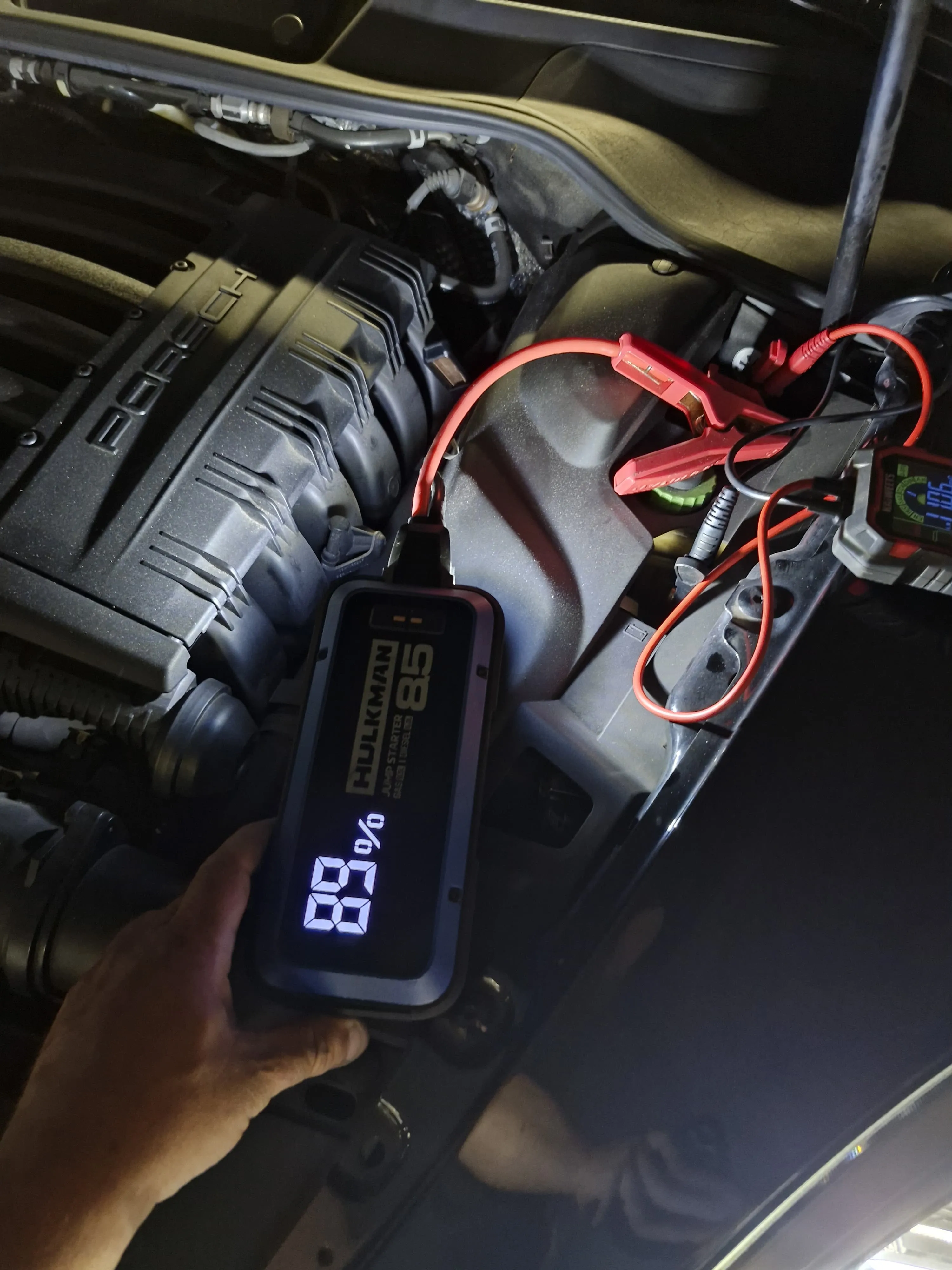 Arrancador portátil y equipo de prueba conectados a un Porsche